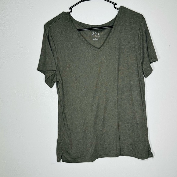 Women’s 24/7 by Maurices Olive Green Short Sleeve Top - Picture 1 of 4